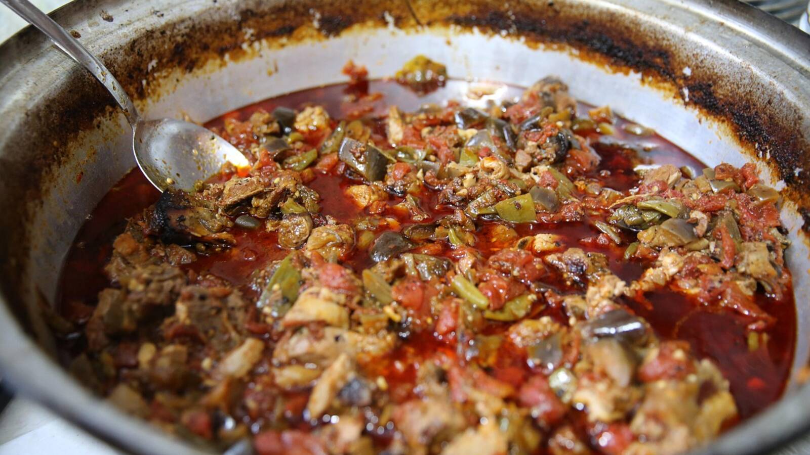 Sauce tomate aux poivrons qui mijote dans une poêle